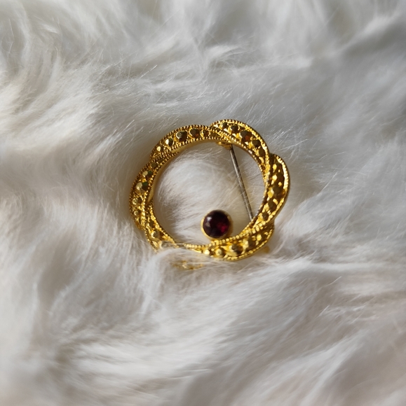 Vintage Gold Tone Wreath Halo w Faux Garnet Brooch - Picture 2 of 5